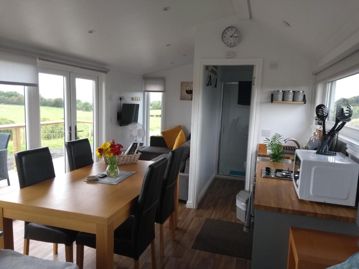 Cleeves Cabins Arran Luxury Lodge With Hot Tub Dalry  Extérieur photo